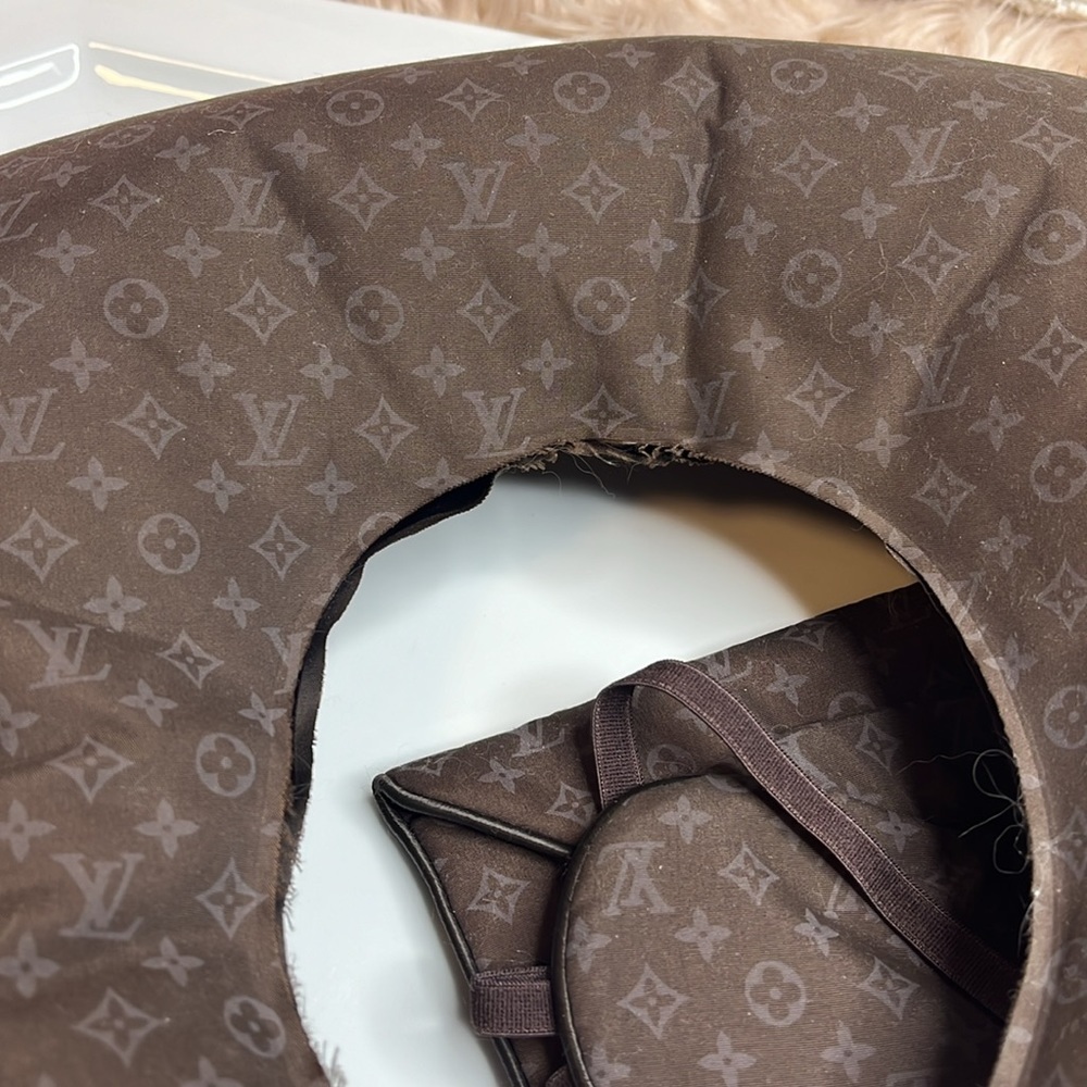LOUIS VUITTON FLIGHT PILLOW & EYE MASK W/CASE - Picture 5 of 6